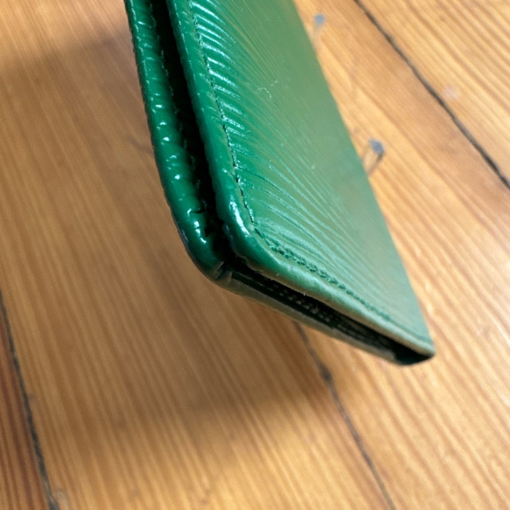 Authentic Louis Vuitton Green Epi wallet-paint has been touched up on int/ext - Picture 10 of 13